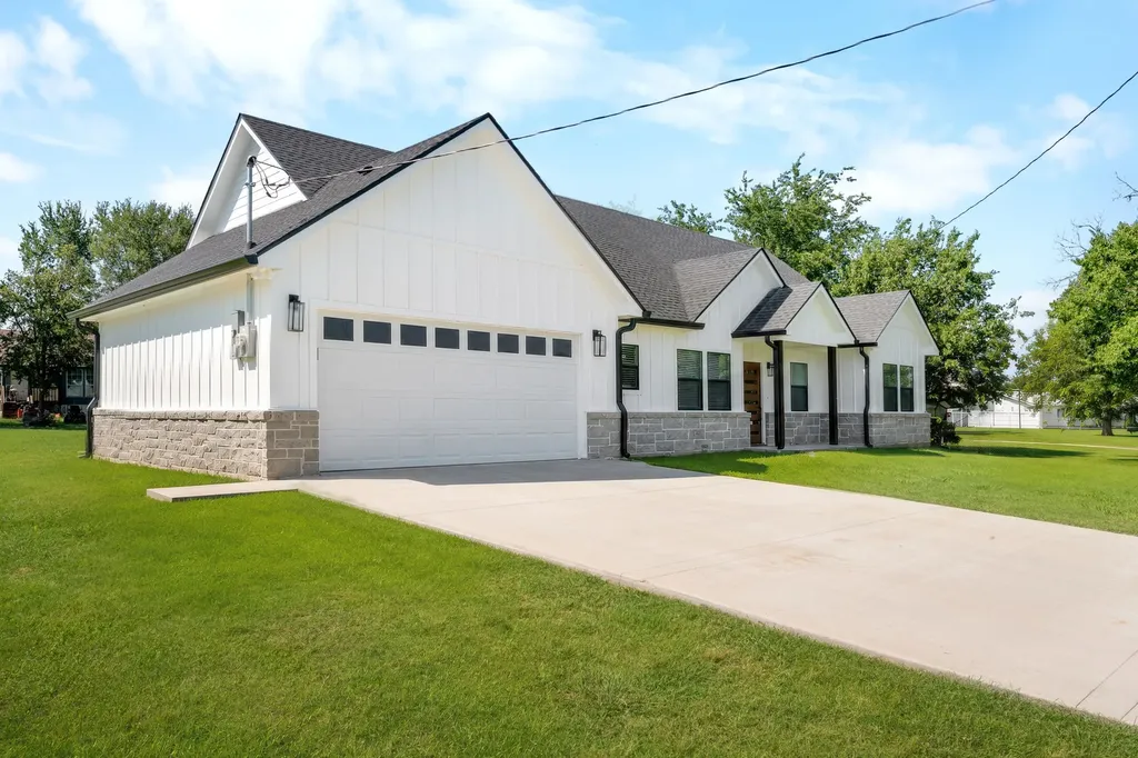 304 E Adams Street Riesel TX 76682