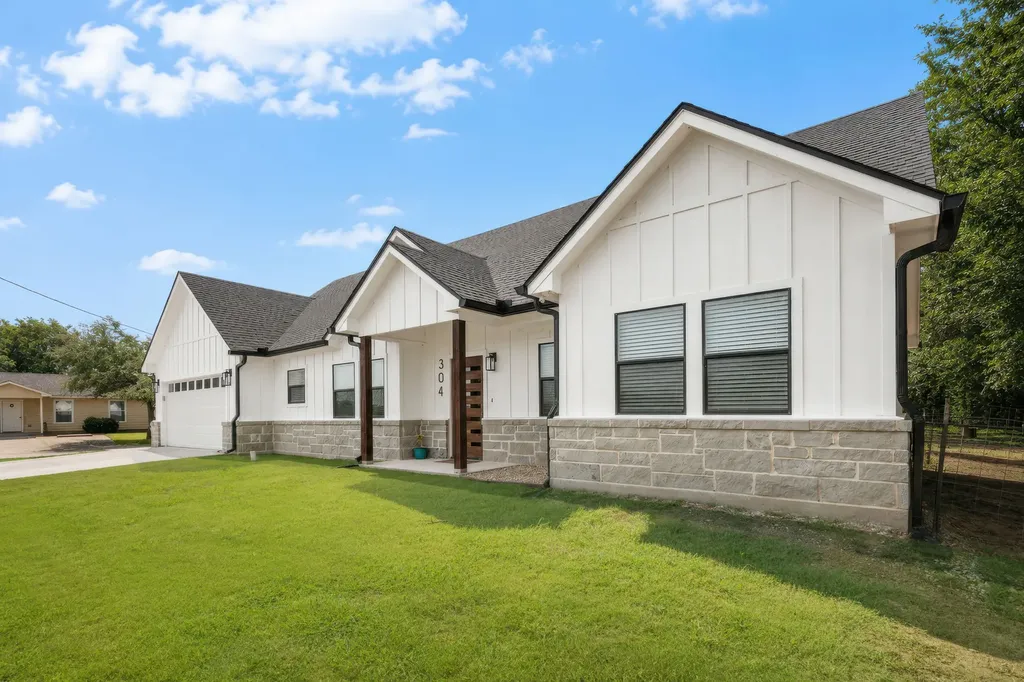 304 E Adams Street Riesel TX 76682