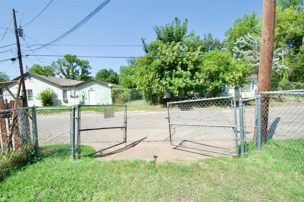 2015 N 12th Street Waco TX 76708