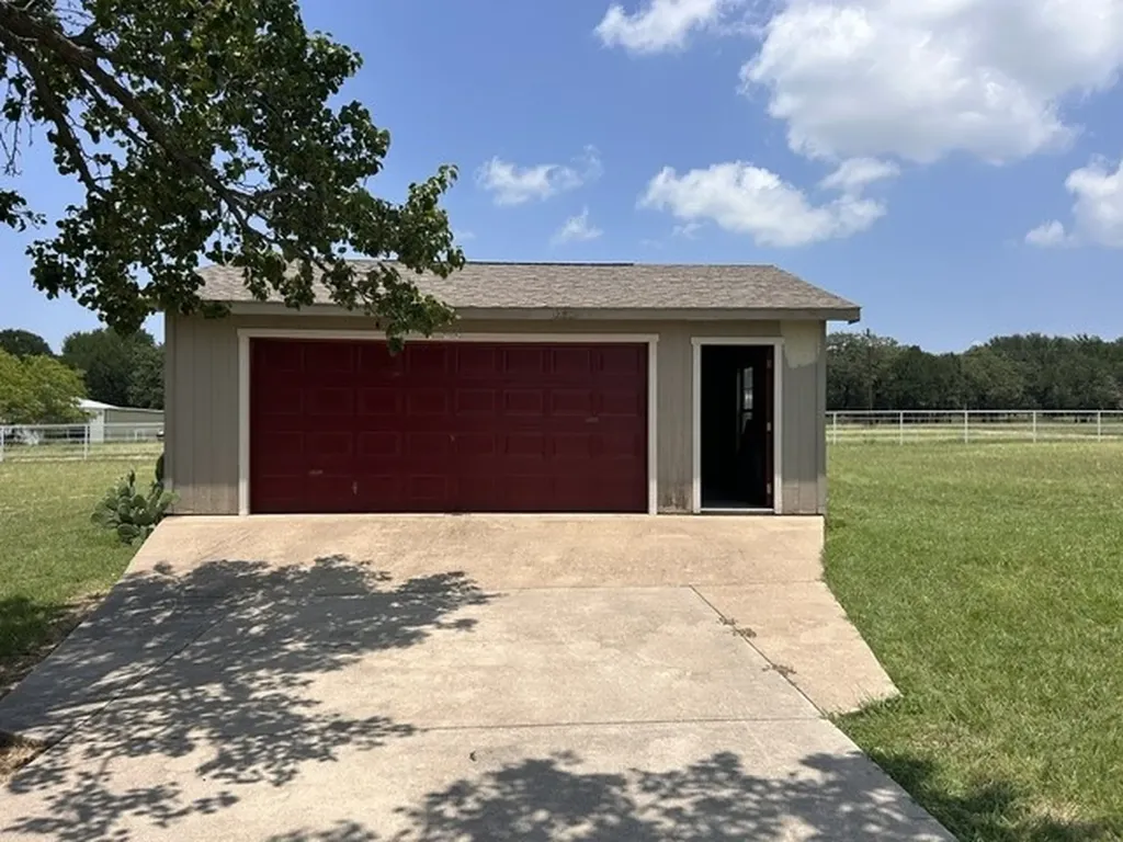 177 County Road 4917 Newark TX 76071