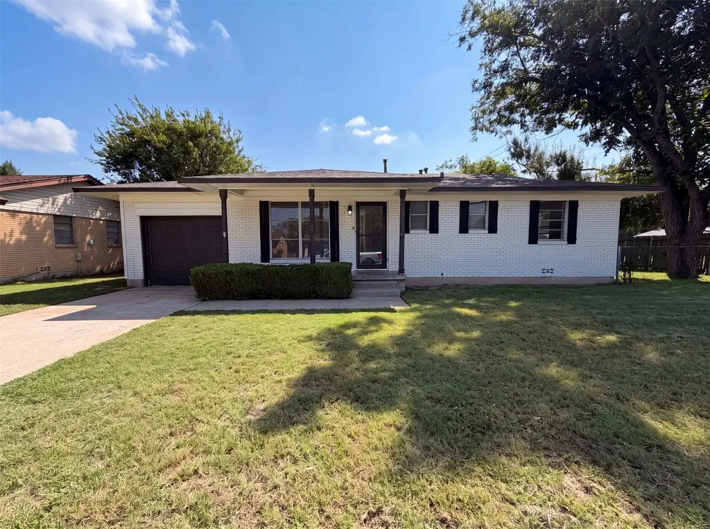 1213 S Ridgeway Drive Cleburne TX 76033