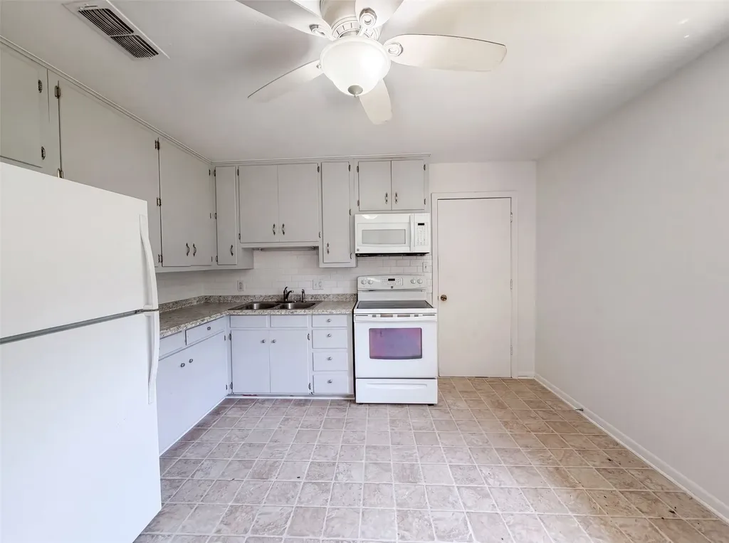 1213 S Ridgeway Drive Cleburne TX 76033