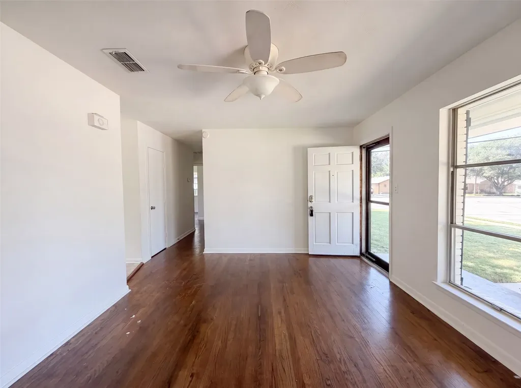 1213 S Ridgeway Drive Cleburne TX 76033