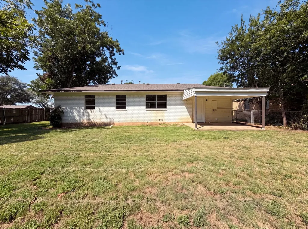 1213 S Ridgeway Drive Cleburne TX 76033