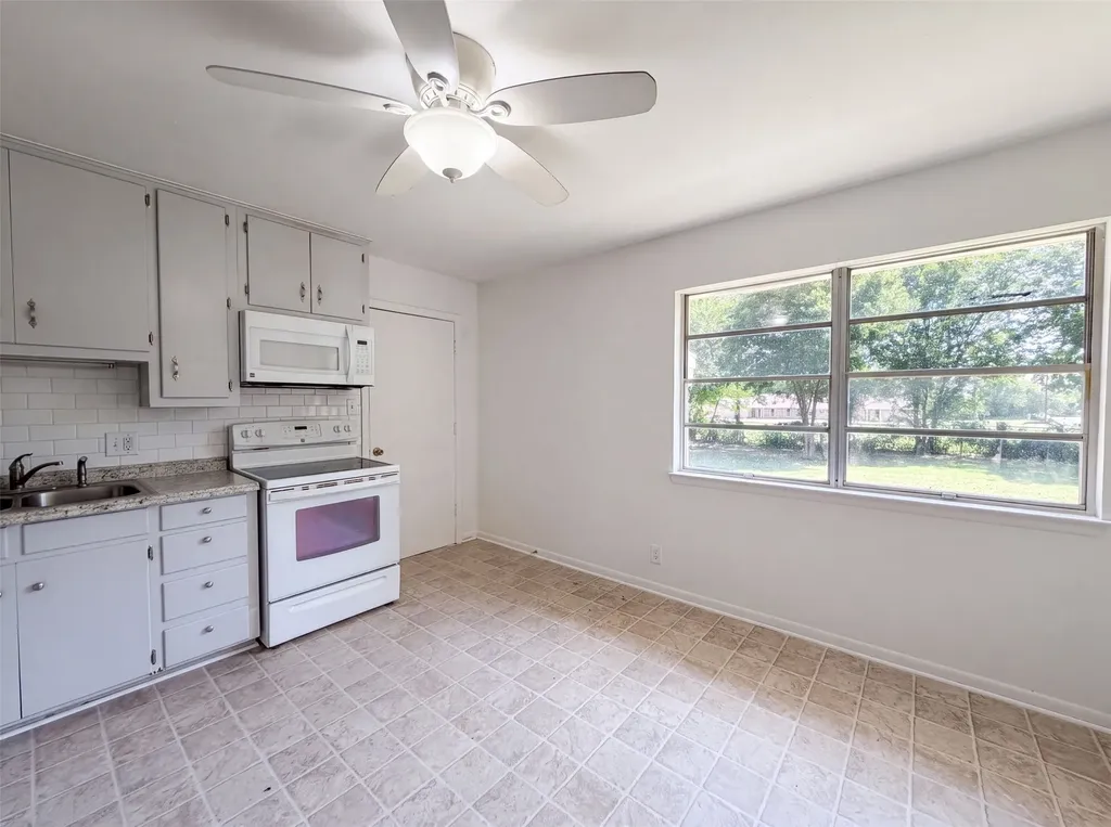 1213 S Ridgeway Drive Cleburne TX 76033