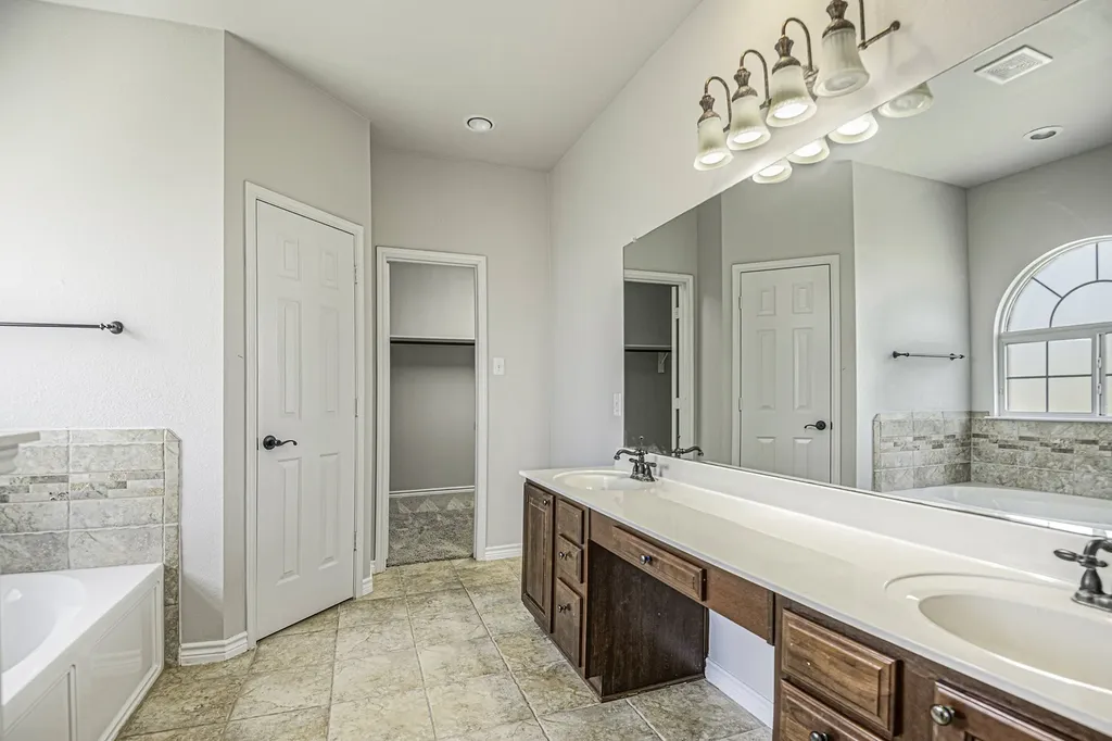 605 Port Royale Way Euless TX 76039