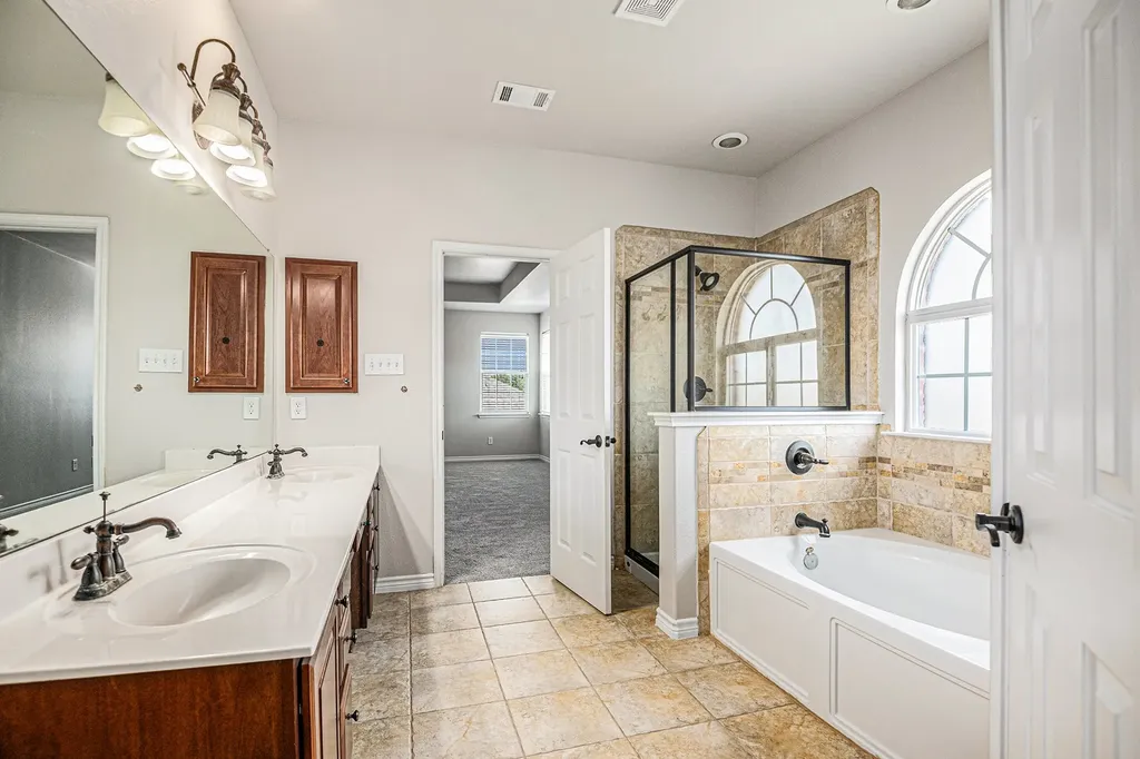 605 Port Royale Way Euless TX 76039