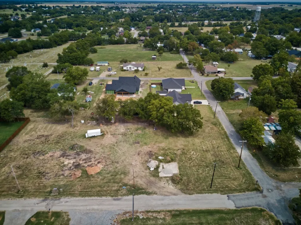402 W Hunt Street Leonard TX 75452