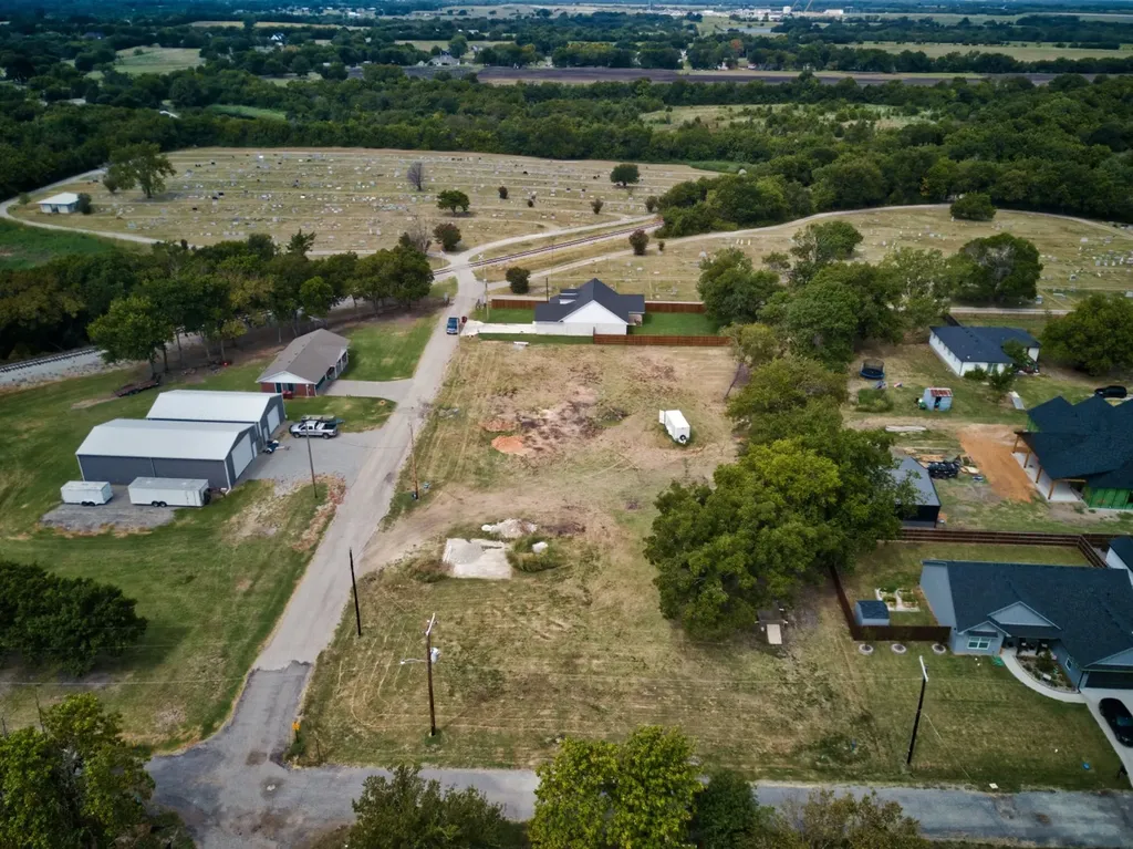 402 W Hunt Street Leonard TX 75452