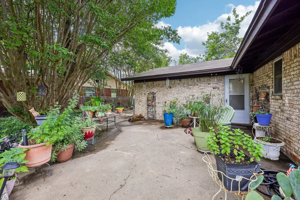 7452 Meadowcrest Drive Fort Worth TX 76112