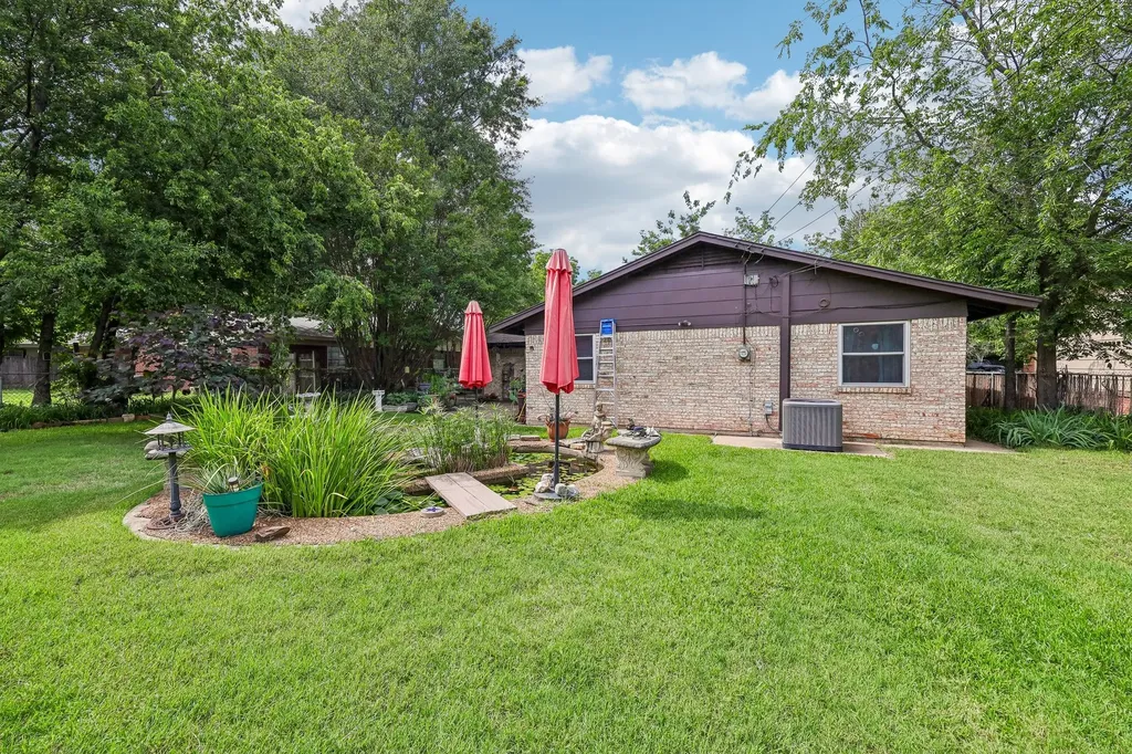 7452 Meadowcrest Drive Fort Worth TX 76112