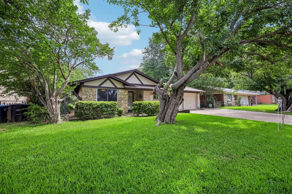 7452 Meadowcrest Drive Fort Worth TX 76112