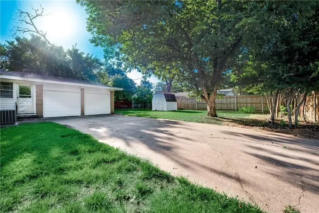 1601 Larkspur Drive Arlington TX 76013