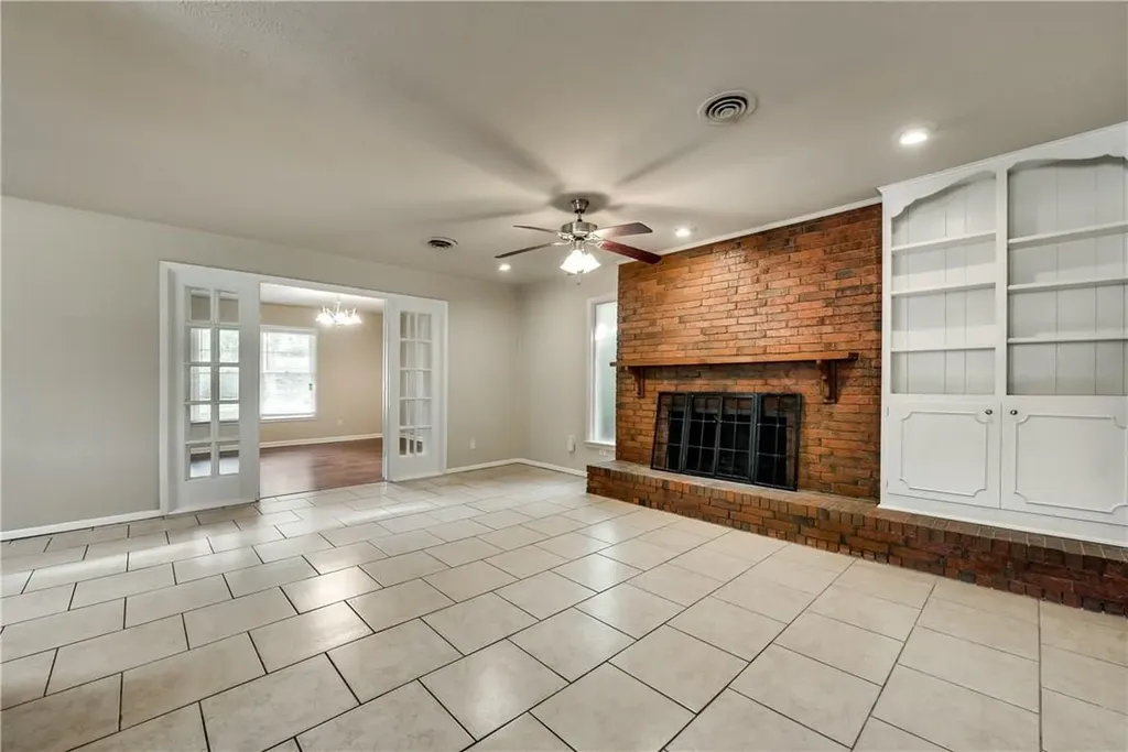 1601 Larkspur Drive Arlington TX 76013