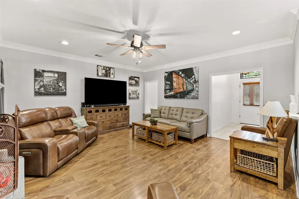 500 Little Creek Trail Oak Leaf TX 75154