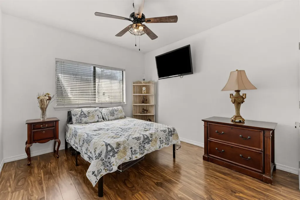 500 Little Creek Trail Oak Leaf TX 75154