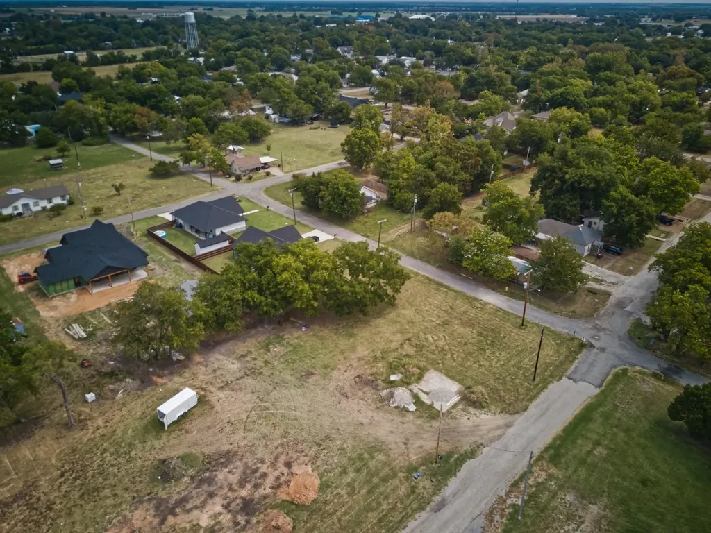 400 W Hunt Street Leonard TX 75452