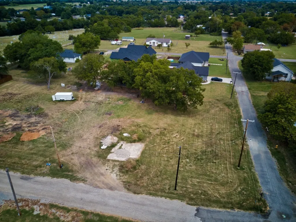 400 W Hunt Street Leonard TX 75452
