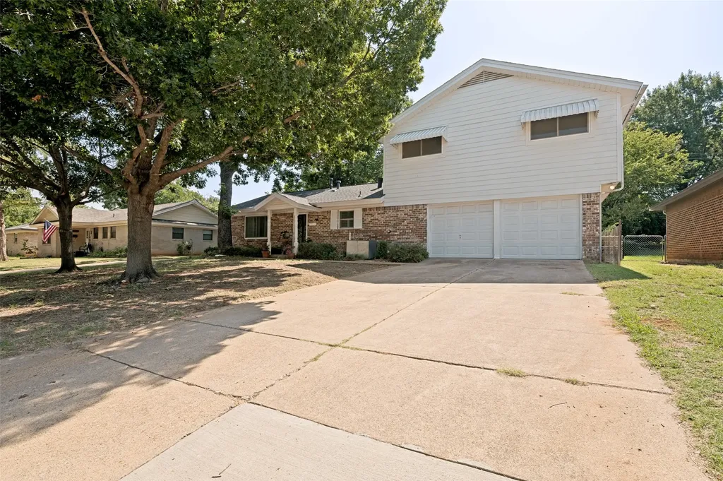 511 Simmons Drive Euless TX 76040