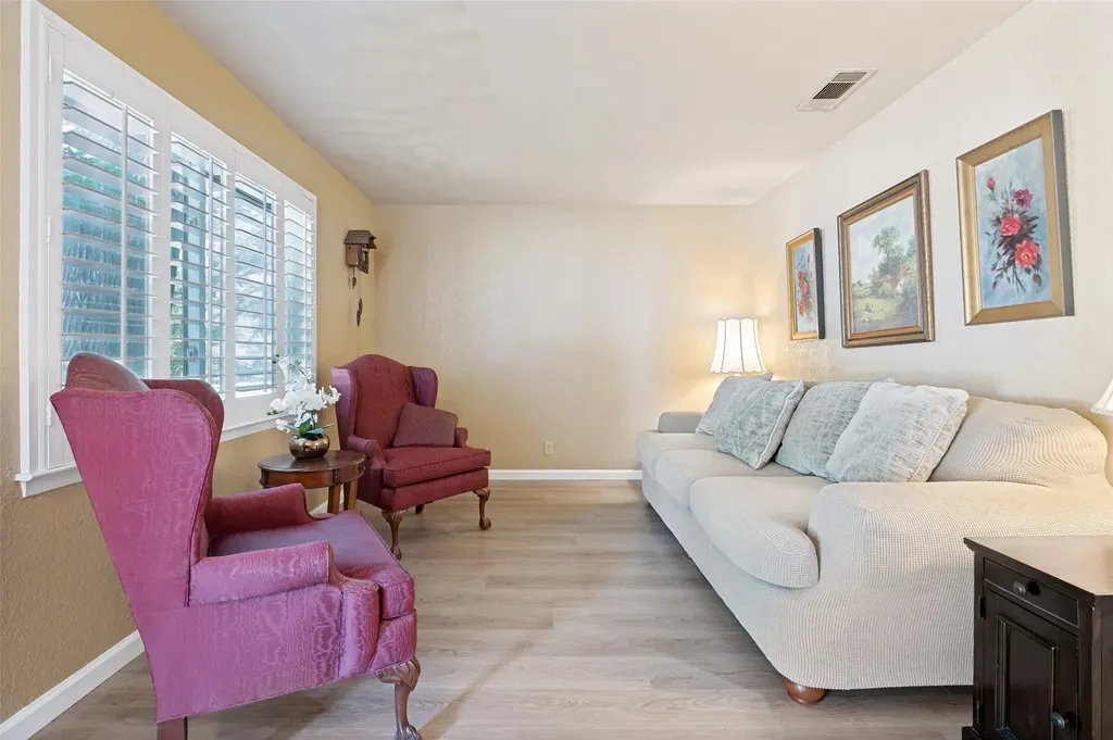 511 Simmons Drive Euless TX 76040
