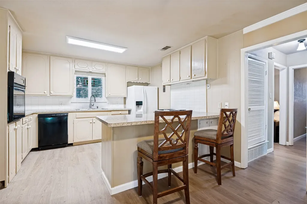 511 Simmons Drive Euless TX 76040