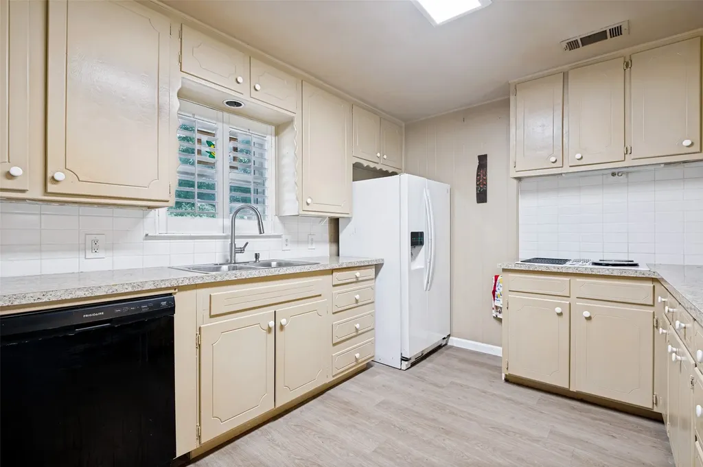 511 Simmons Drive Euless TX 76040