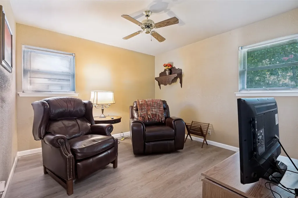 511 Simmons Drive Euless TX 76040
