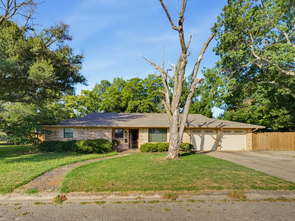 702 Preston Street Bowie TX 76230
