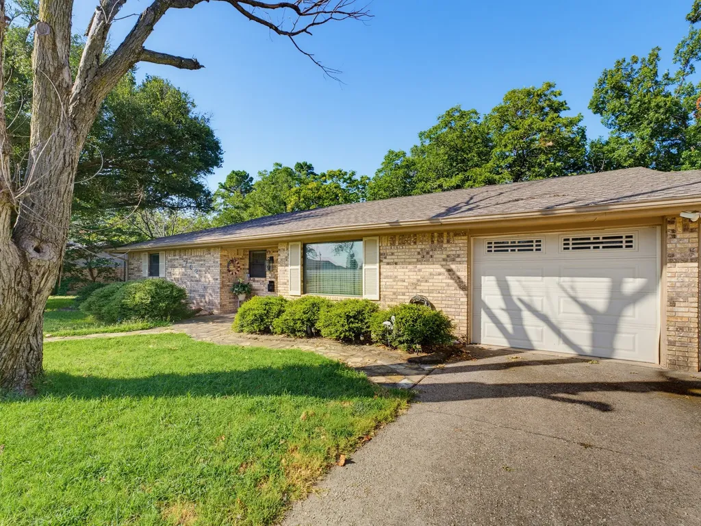 702 Preston Street Bowie TX 76230