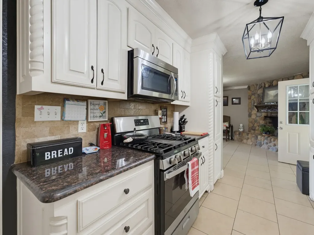 702 Preston Street Bowie TX 76230