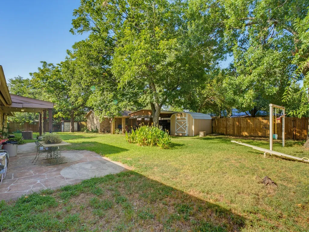 702 Preston Street Bowie TX 76230