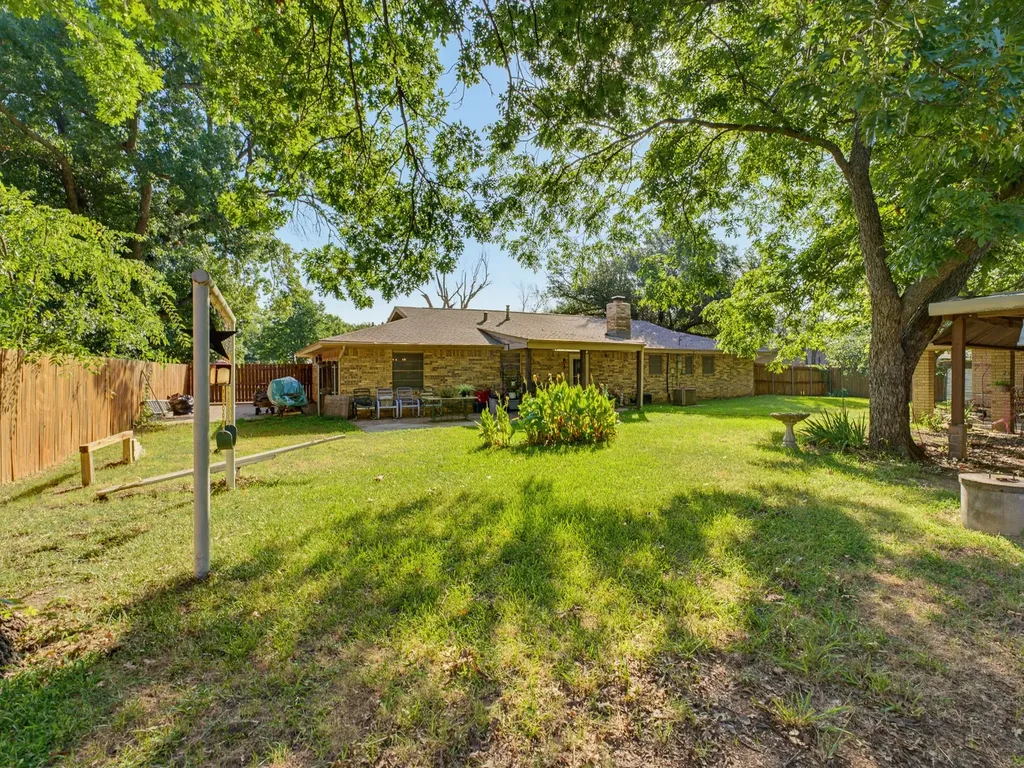 702 Preston Street Bowie TX 76230