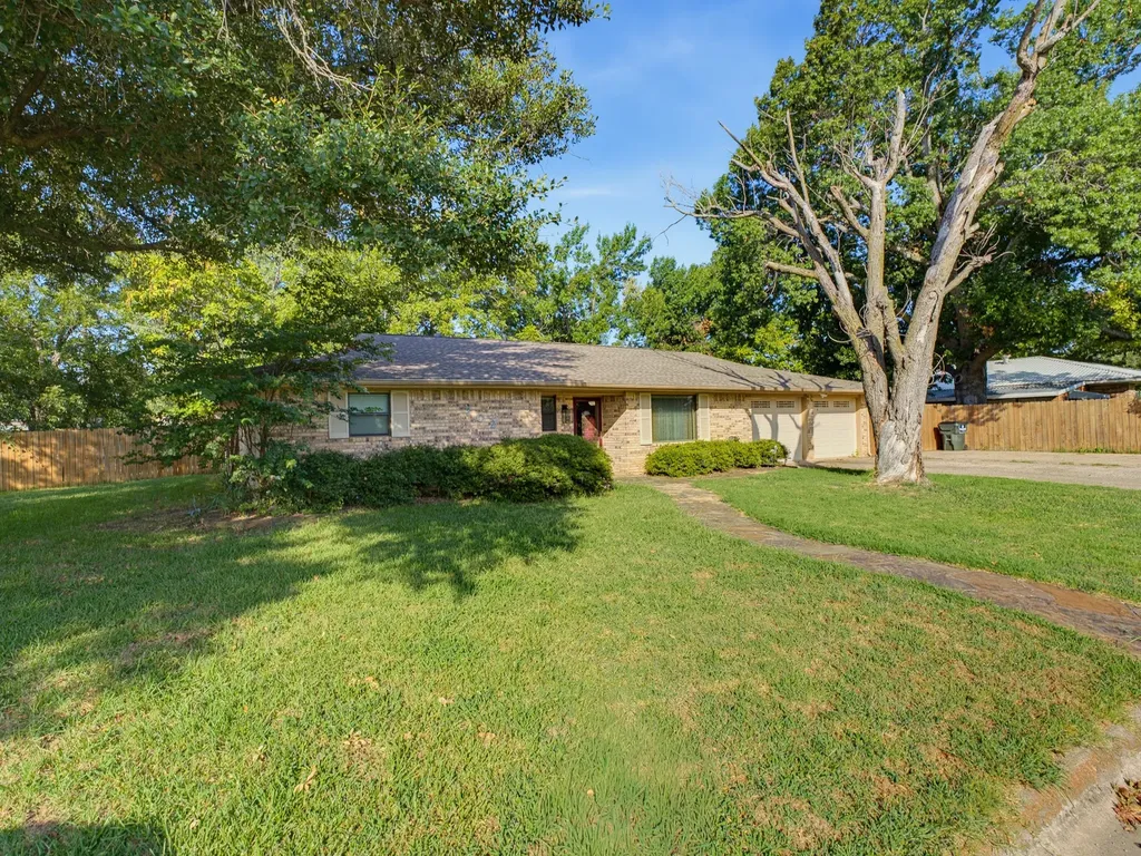 702 Preston Street Bowie TX 76230