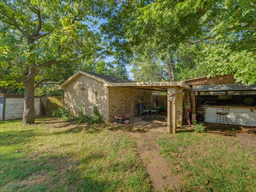 702 Preston Street Bowie TX 76230