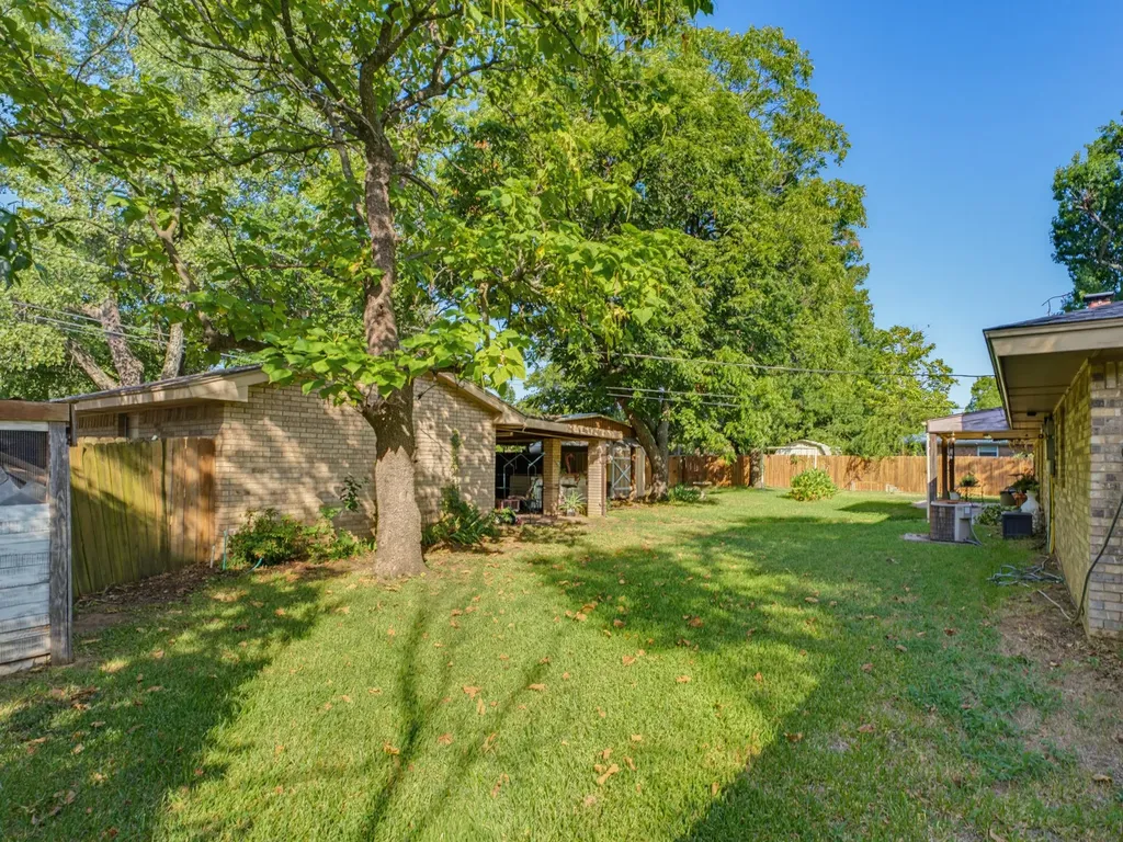 702 Preston Street Bowie TX 76230