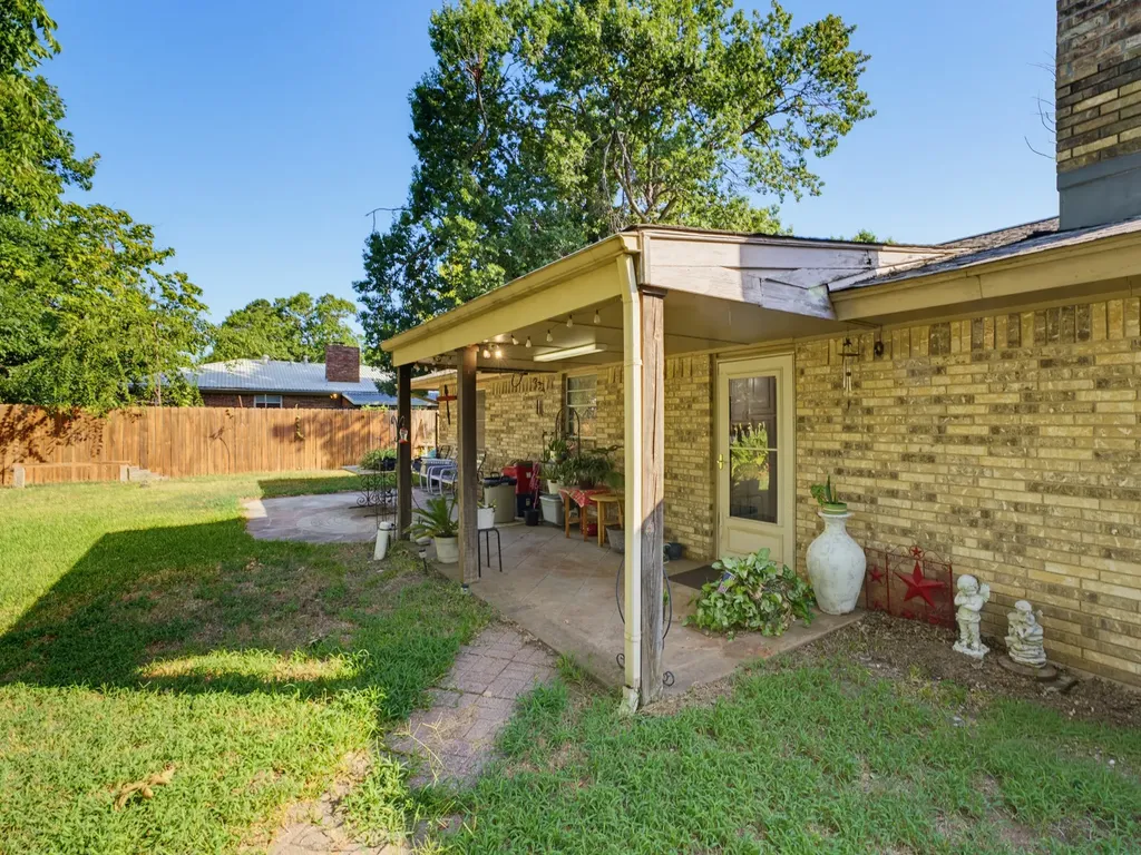 702 Preston Street Bowie TX 76230