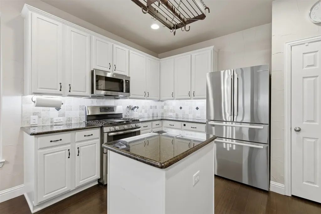6974 Shoreview Grand Prairie TX 75054