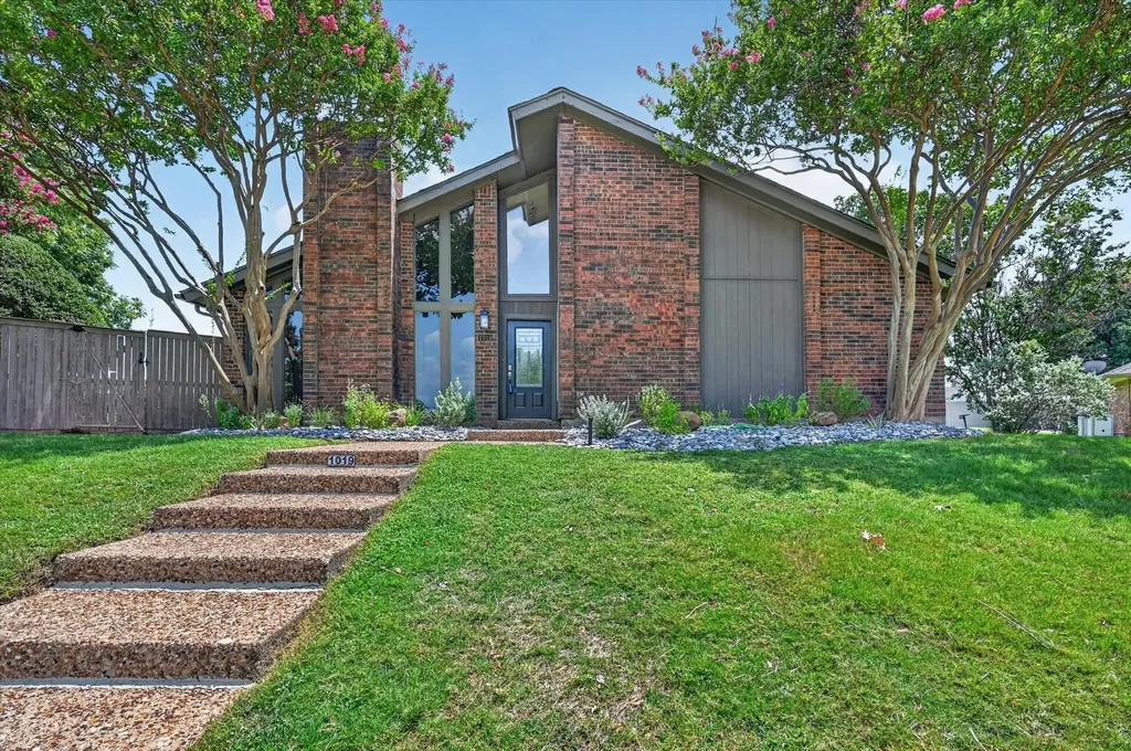 1019 Ridgeview Circle Carrollton TX 75007
