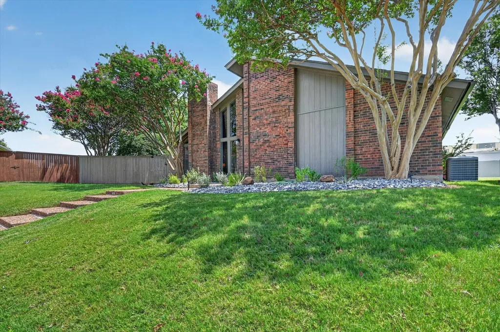 1019 Ridgeview Circle Carrollton TX 75007