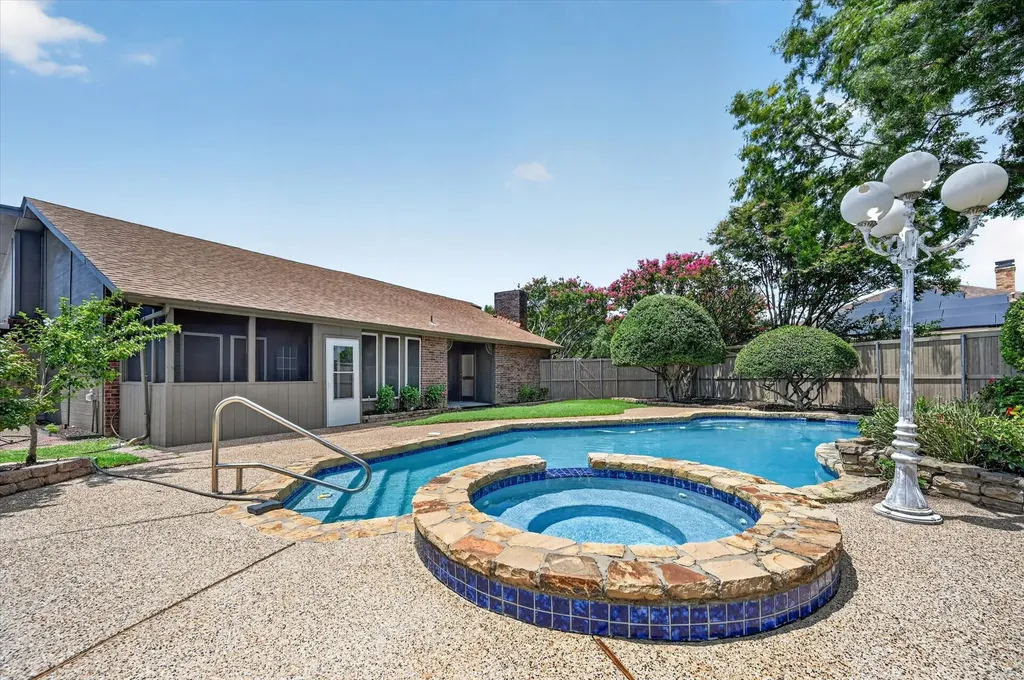 1019 Ridgeview Circle Carrollton TX 75007