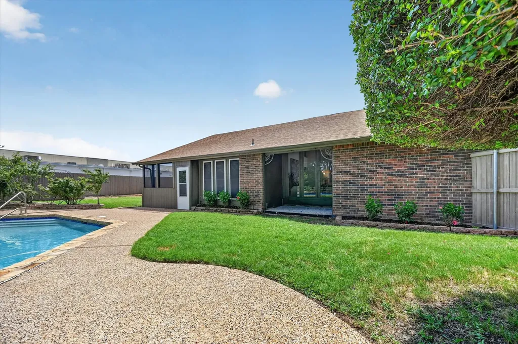 1019 Ridgeview Circle Carrollton TX 75007
