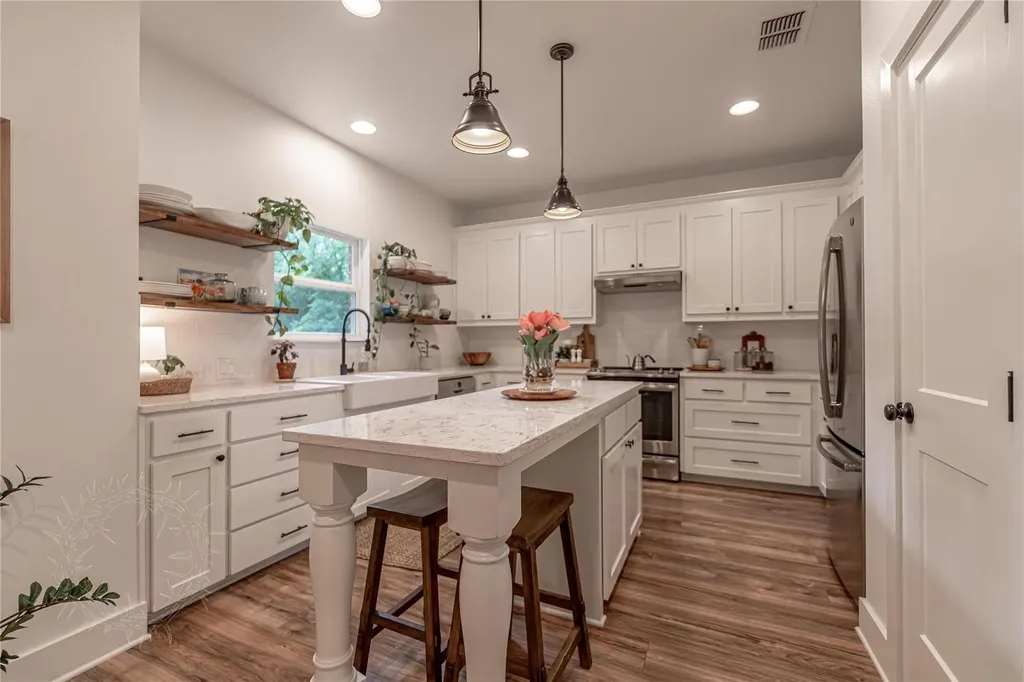 704 Grandview Drive Granbury TX 76049