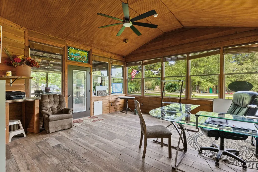 660 Rs County Road 3325 Emory TX 75440