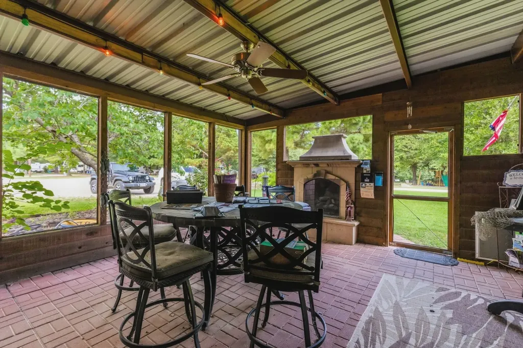 660 Rs County Road 3325 Emory TX 75440