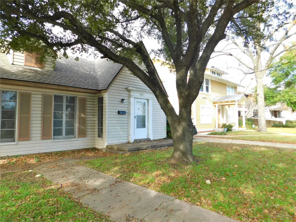 1611 N Locust Street Denton TX 76201