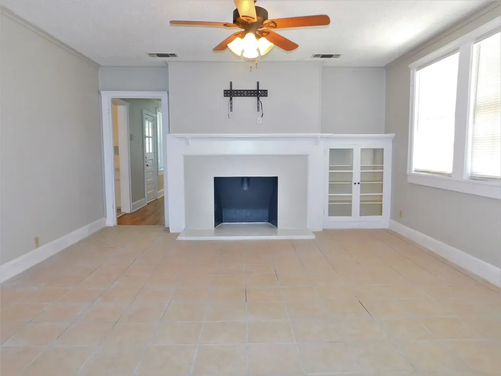 1611 N Locust Street Denton TX 76201