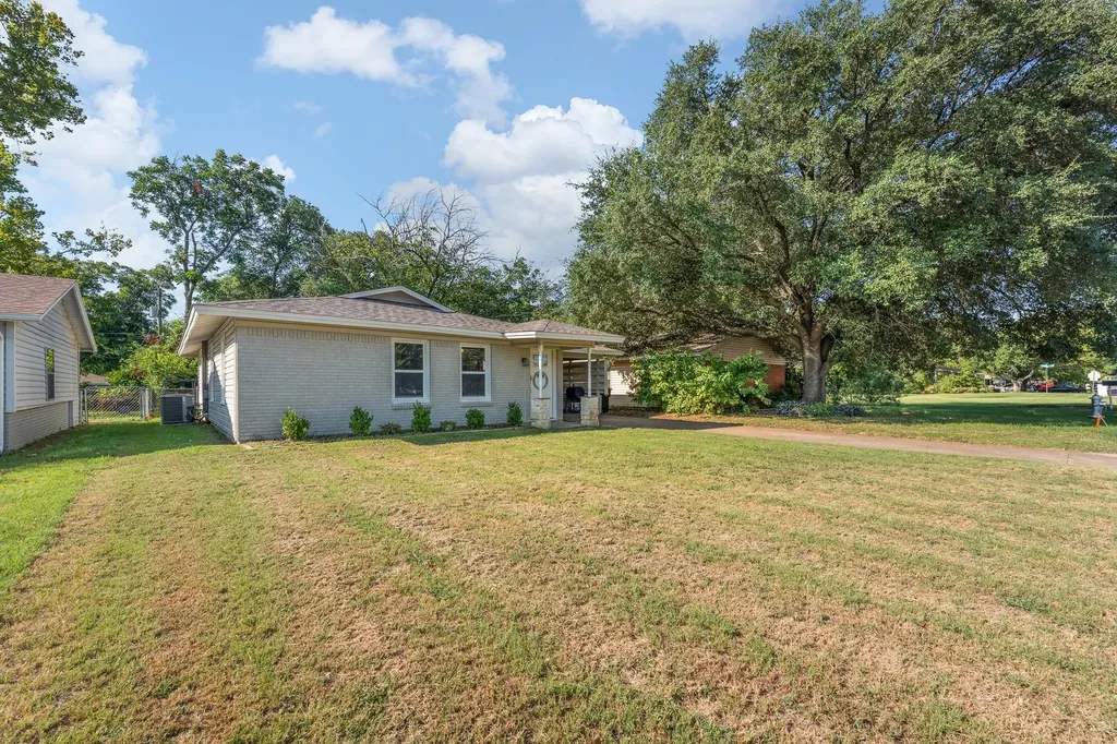 809 Phillips Street Cleburne TX 76033