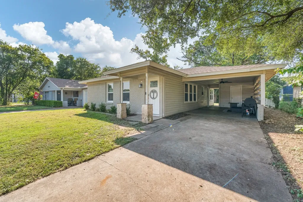 809 Phillips Street Cleburne TX 76033