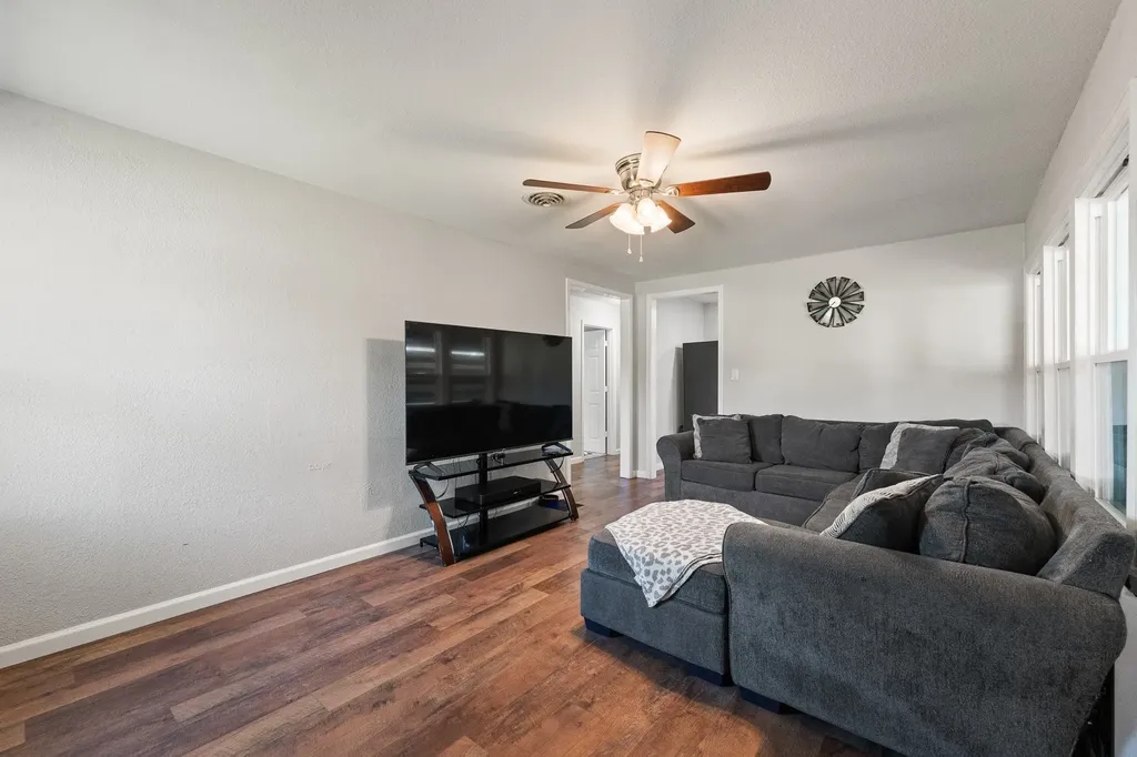 809 Phillips Street Cleburne TX 76033