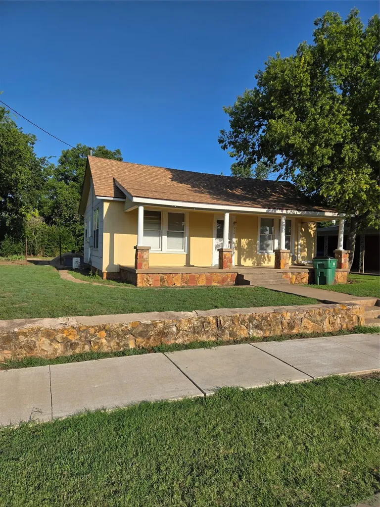 714 S Commercial Avenue Coleman TX 76834